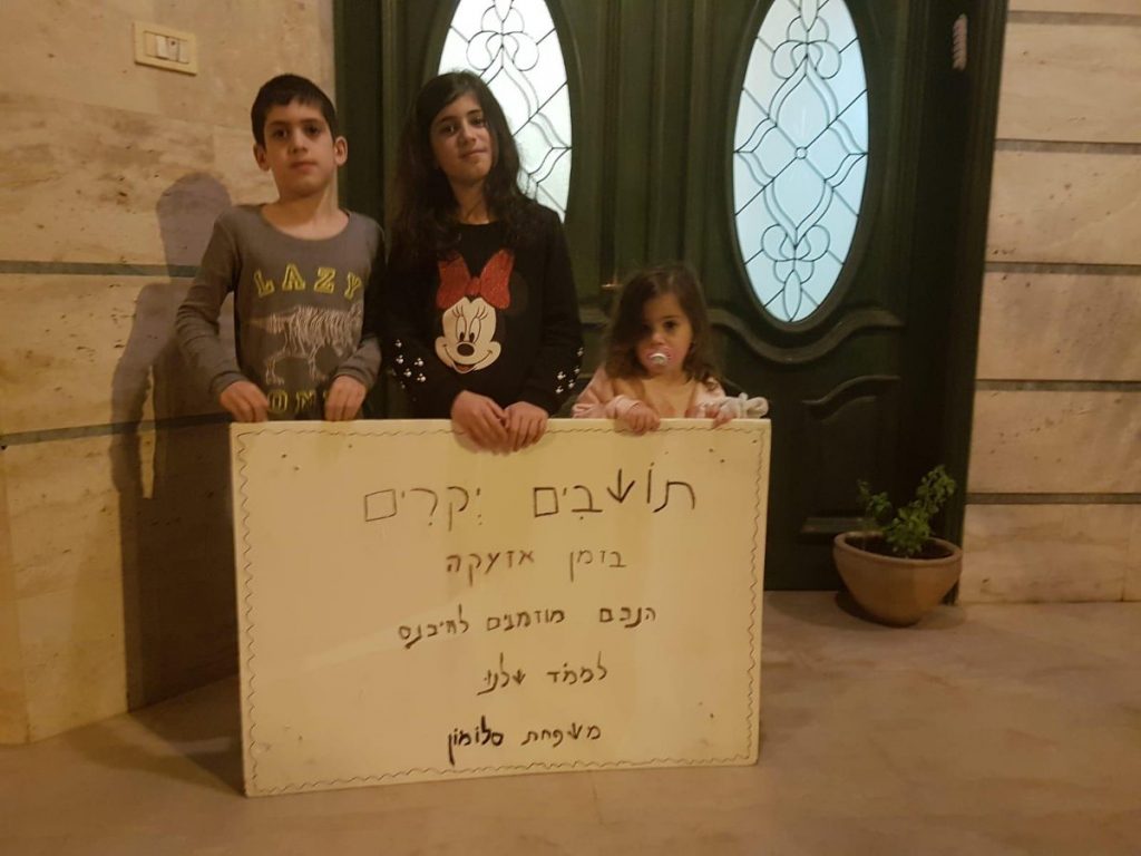 Yaffa Salomon, une habitante d'Ashkelon dont le missile a frappé sa maison par le passé, a invité ses voisins à une salle de sécurité