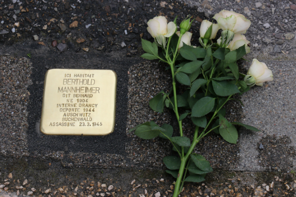 Un pavé apposé en hommage à Berthold Mannheimer, déporté à Auschwitz Stéphanie Trouillard, France 24