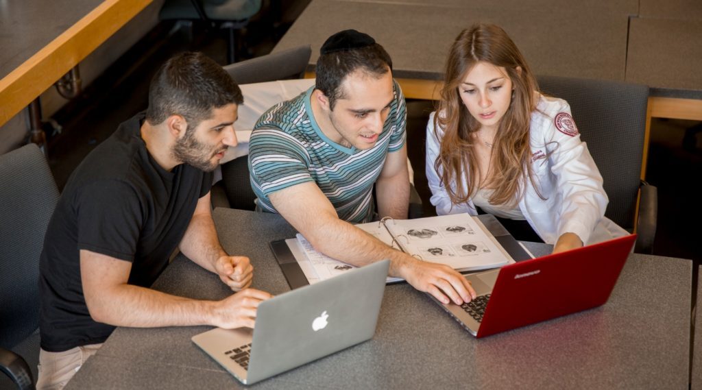 Le New York Medical College cherche à appliquer une optique exclusivement juive à l'enseignement des sciences de la santé, y compris des cours obligatoires de bioéthique après l'Holocauste. 