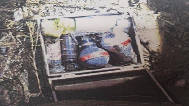  En outre, au cours de 2017, Abu Hedib a travaillé comme jardinier à Yavneh. Au cours des travaux de jardinage, il a trouvé un sac contenant cinq grenades à main, deux grenades assourdissantes, une grenade fumigène et deux bonbonnes de gaz lacrymogène. Il a apporté les grenades à Rahat et a essayé de les vendre à un mineur pour 400 NIS. Les grenades ont été saisies par la police après que l'accusé l'eut regretté. Dans un autre cas, il a acheté un fusil improvisé ("Carlo") pour 8 000 NIS et a effectué des exercices de tir. Le bureau du procureur général a demandé à être placé en détention jusqu'à la fin de la procédure.  