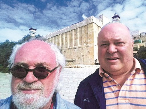 Warren Fisher et son invité à la grotte des patriarches