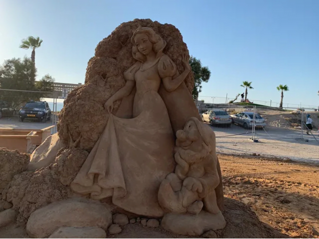 Blanche neige et les 7 nains sur le sable de Ashkelon en Israël 