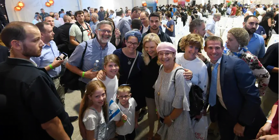 Sara, épouse du Premier ministre Netanyahu, assiste à la cérémonie des nouveaux immigrants américains et canadiens à l'aéroport Ben Gurion 