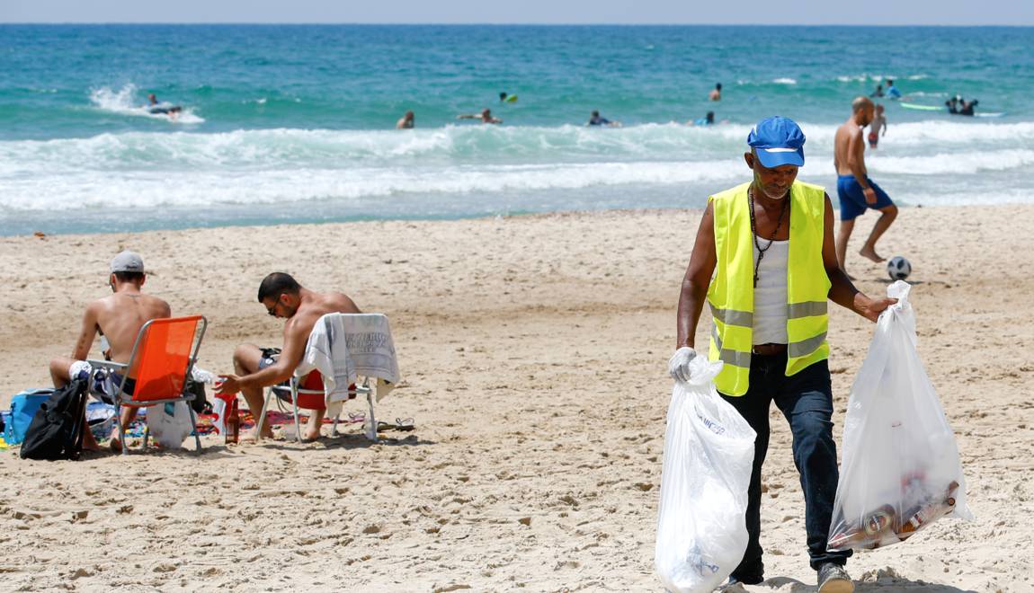 tel-aviv-et-sa-cote-victimes-de-laddiction-disrael-au-plastique