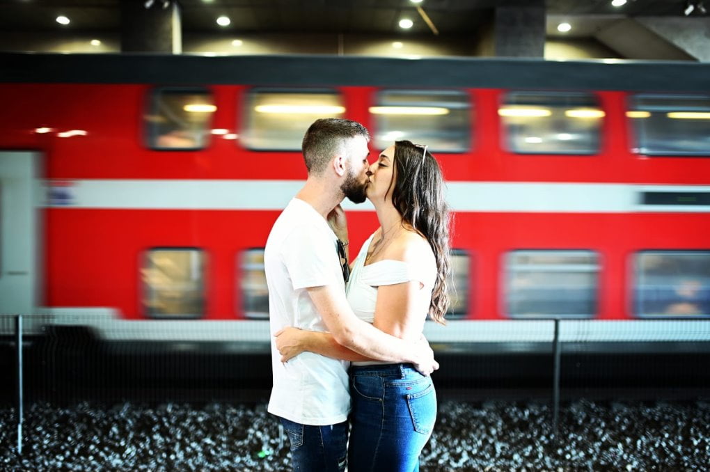 la gare de Bat-Yam témoin d'une jolie histoire d'amour 