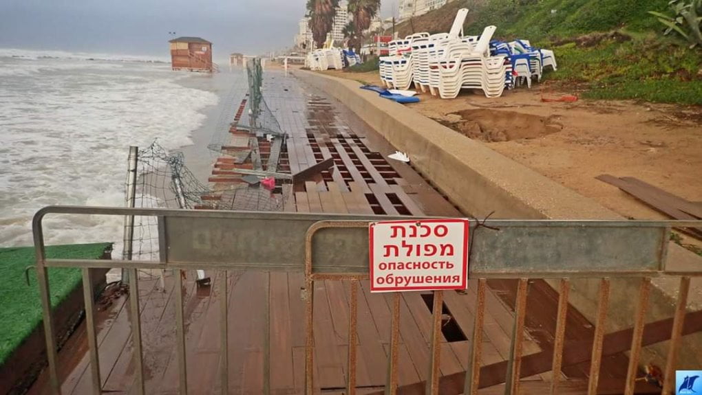 La promenade n'a pas résisté à la tempête à bat yam en israël