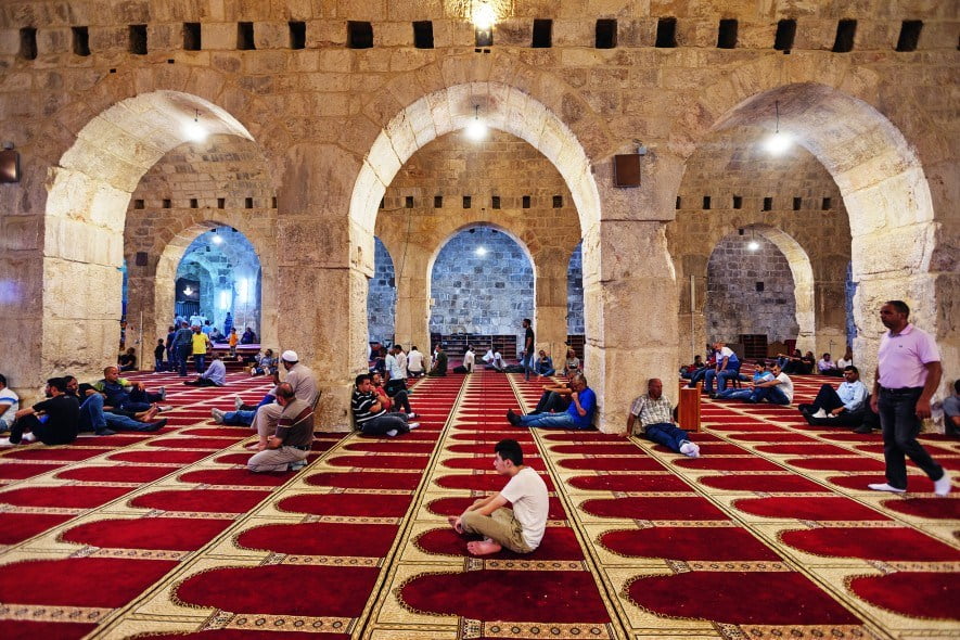 Dans la mosquée souterraine Al-Marwani, des musulmans attendent le début de la prière du vendredi. En 1999, une nouvelle entrée y a été percée au bulldozer, faisant craindre des dégâts aux strates historiques de l’esplanade sacrée.