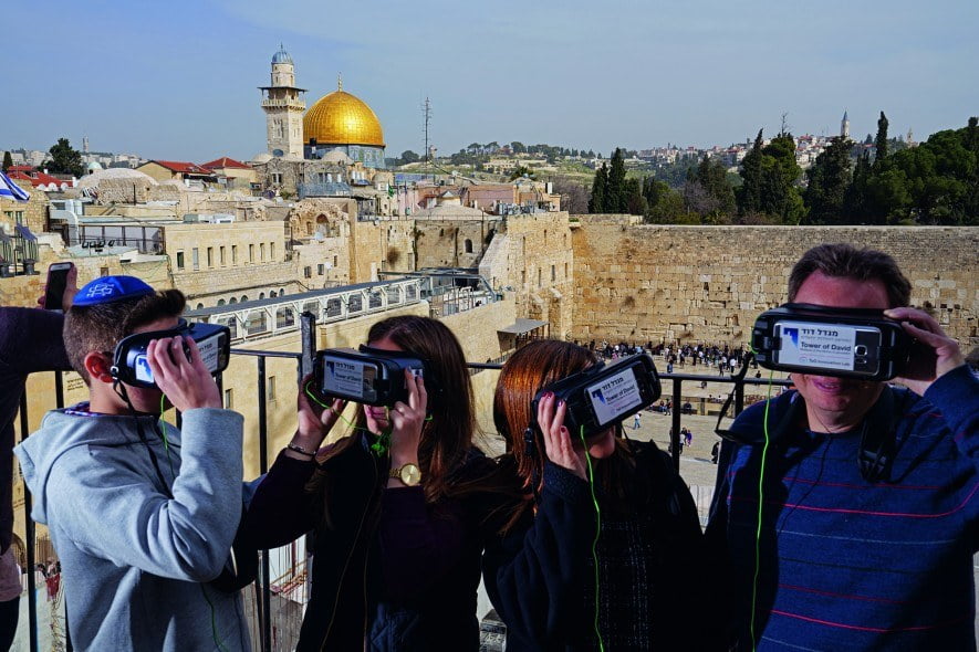 De ce point de vue donnant sur la place du mur des Lamentations, on voit le Dôme du Rocher, un sanctuaire islamique du 7e siècle. Grâce à des casques de réalité virtuelle, les touristes peuvent se plonger dans la Jérusalem juive du 1er siècle