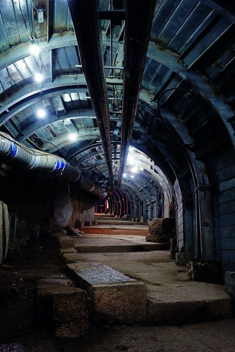 Pour découvrir une rue qui a servi de voie principale vers le Temple juif il y a 2 000 ans, des archéologues et ingénieurs israéliens percent sous un quartier palestinien ce qui ressemble à un tunnel de métro. Selon les résidents, les fouilles ont endommagé les maisons en surface.