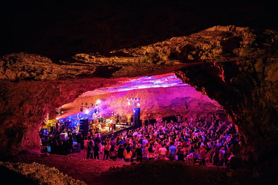 Concert dans la grotte de Sédécias. La carrière a fourni des pierres de construction pendant des millénaires. Selon la légende, le roi judéen Sédécias s’est enfui par là au 6e siècle av. J.-C., et Salomon aurait tiré de cette carrière des matériaux pour bâtir le Premier Temple juif. PHOTOGRAPHIE DE SIMON NORFOLK