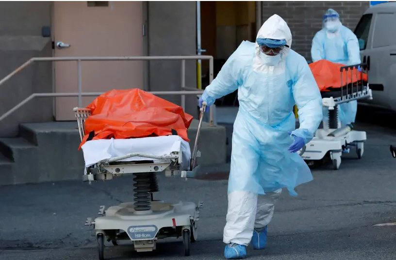 Les travailleurs de la santé font rouler les corps des personnes décédées du Wyckoff Heights Medical Center lors de l'épidémie de la maladie à coronavirus (COVID-19) dans le quartier de Brooklyn à New York, New York, États-Unis, le 4 avril 2020 (crédit photo: REUTERS)