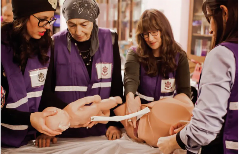 Les femmes d'EZRAS NASHIM sont à pied d'œuvre dans cet alambic de '93 Queen ', qui jouera sur Yes Docu et StingTV à 22 heures ce dimanche. (crédit photo: courtoisie) Publicité