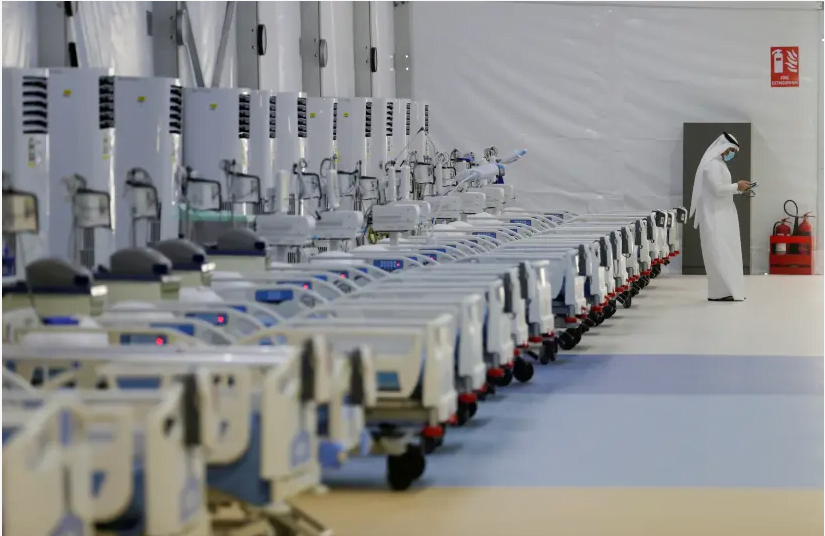 Des lits entièrement équipés sont vus dans une unité de soins intensifs de fortune de l'unité de soins intensifs 2 (Sitra) mise en place par les autorités de Bahreïn pour traiter les patients critiques de la maladie à coronavirus (COVID-19), sur une île de Sitra, Bahreïn, le 4 mai 2020 (crédit photo: HAMAD I MOHAMMED / REUTERS)