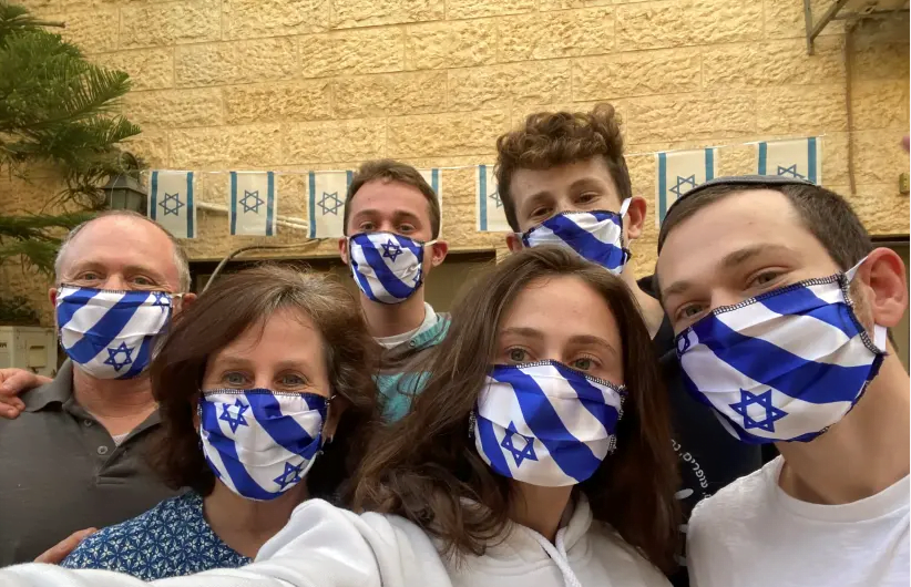Masques anti-coronavirus dans le modèle du drapeau israélien (crédit photo: NINA BRODER)