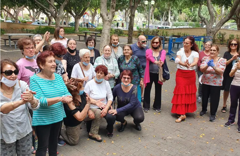 Les participants au programme Golden Gardens applaudissent pour un conférencier. (crédit photo: YALYA GALAM / IRIS COHEN)