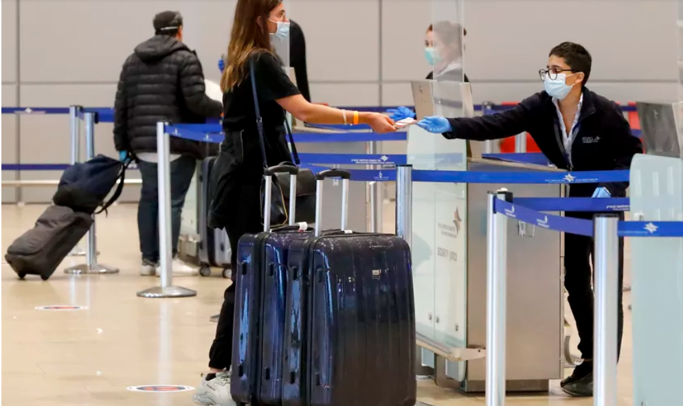 Des passagers devant les comptoirs d'enregistrement de l'aéroport Ben Gourion en Israël le 14 mai 2020
