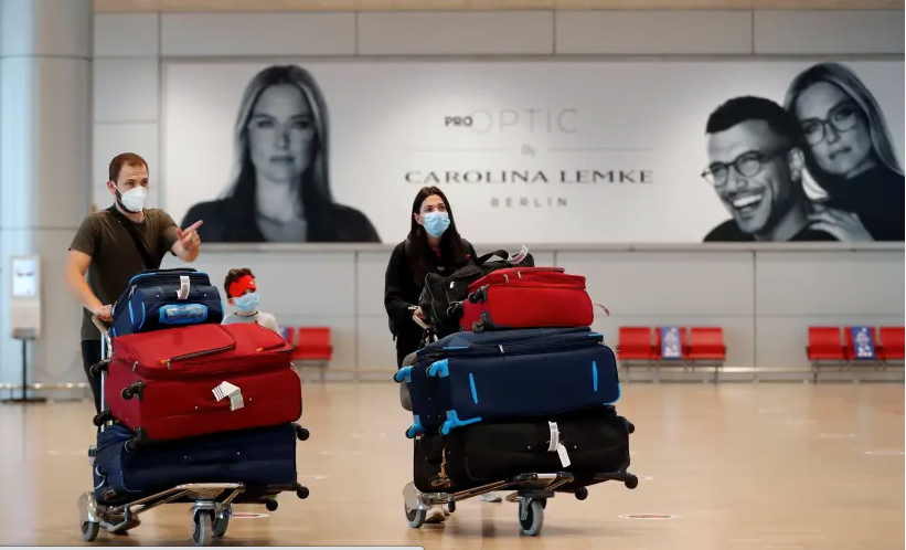 Les passagers portant des masques poussent des chariots au terminal des départs de l'aéroport international Ben Gourion, à Lod, près de Tel Aviv, Israël. (crédit photo: REUTERS)