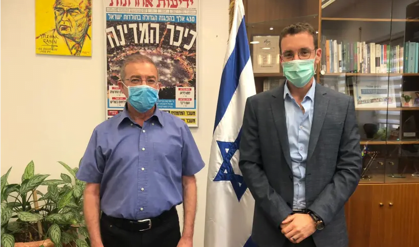 Le directeur général de l'Institut national d'assurance, Meir Spiegler (à gauche) et le ministre du Travail et du Bien-être social Itzik Shmuli (crédit photo: MINISTÈRE DU TRAVAIL ET DES SERVICES SOCIAUX) Publicité