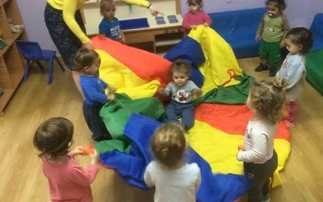 Israël: un couple homosexuel se voit interdire d'inscrire leur bébé dans une crèche à Tel Aviv