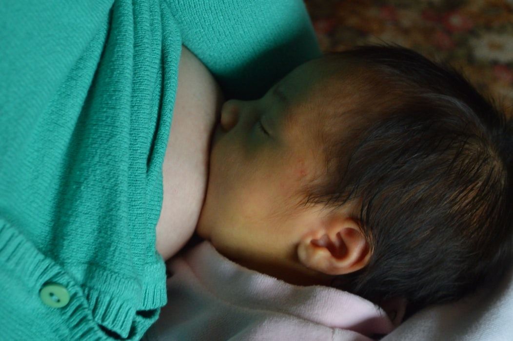 la police israélienne refuse qu'elle donne le sein à son bébé affamé dans un lieu saint
