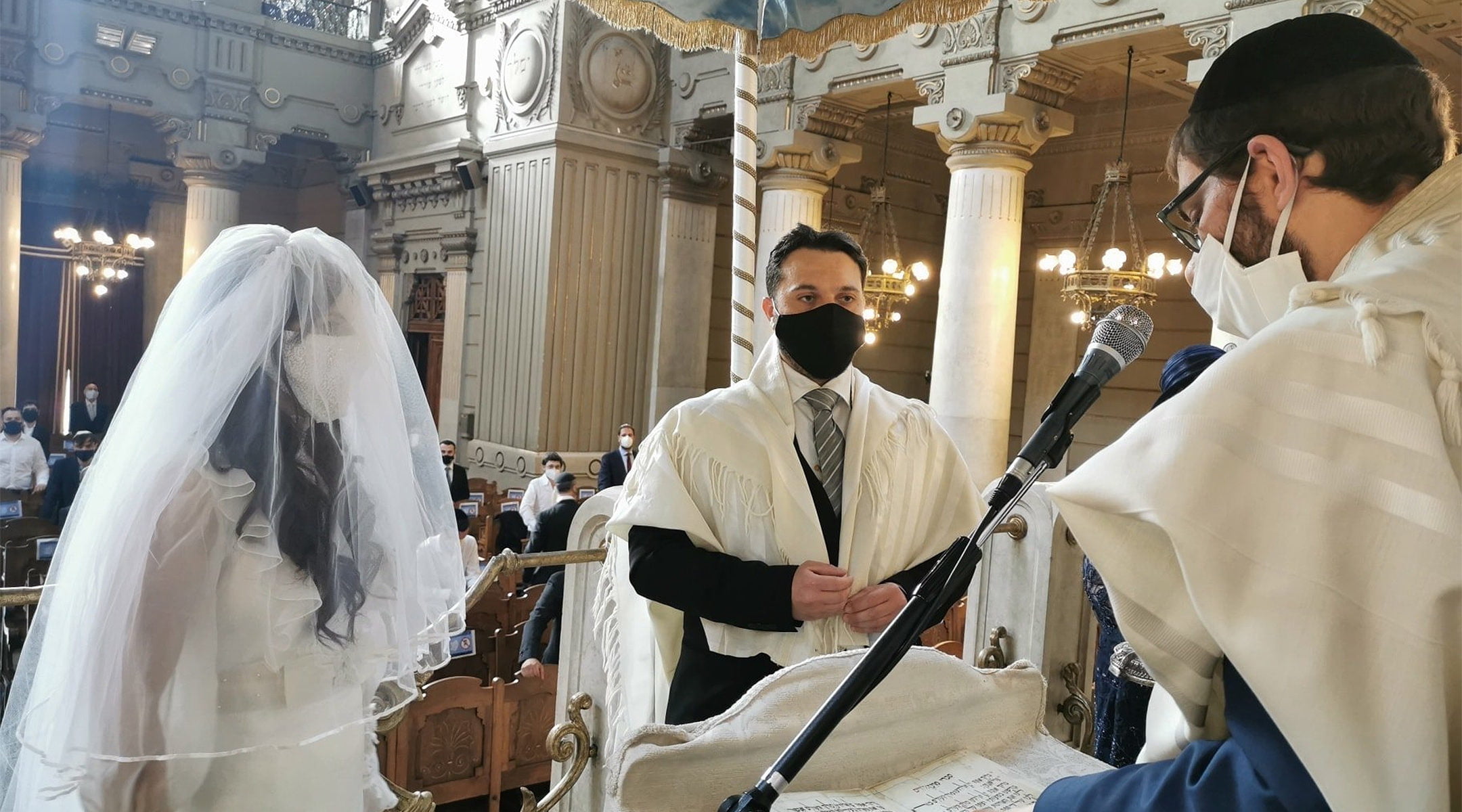 Le rabbin Menachem Lazar, à droite, officie lors du mariage de Marco Del Monte et Elinor Hanoka à la Grande Synagogue de Rome, le 7 juin 2020. (Avec l'aimable autorisation de Chabad Piazza Bologna)