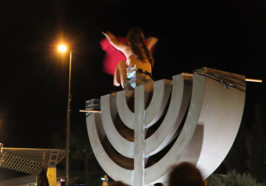 Femme nue sur la menorah à Jérusalem