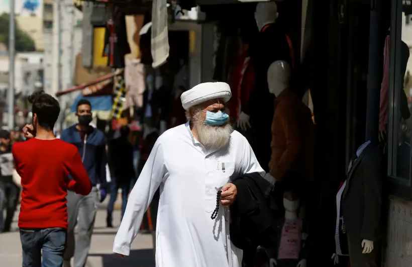 Un homme porte un masque protecteur lorsqu'il se promène le long du marché principal du centre-ville après que le gouvernement a assoupli les restrictions de mouvement visant à contenir la propagation du coronavirus à Amman, en Jordanie (crédit photo: MUHAMMAD HAMED / REUTERS)