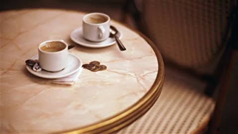 Est-il possible de recevoir une compensation de l'assurance pour des salaires qui n'ont pas été déclarés à l'impôt sur le revenu? Une décision unique stipule: Les pourboires reçus par un plaignant qui travaillait comme barman et courrier et qui n'était pas imposé seront calculés aux fins des pertes de salaire à la suite d'un accident de voiture. C'est un barman qui a eu un grave accident de voiture et qui est resté handicapé. Le barman a réclamé par l'intermédiaire des avocats Ariel Froelich et Shachar Rom du cabinet d'avocats Froelich Farhi qui gagnait environ 13 000 shekels net par mois, bien qu'il rapportait à l'administration fiscale environ 5 000 shekels par mois et gagnait le solde en pourboires (avant la loi sur les pourboires). Le district de Tel Aviv a accepté le poste. Le barman, qui recevra une compensation nette de 1,9 million de shekels de la compagnie d'assurance. Selon le juge, le plaignant a réussi à acheter deux biens immobiliers et des véhicules de luxe même s'il ne vient pas d'une famille avec des moyens, ce qui indique qu'il parvient à gagner plus que les montants déclarés aux autorités fiscales. Les deux parties ont fait appel à la suprême. Il mérite plus de 60% d'invalidité.