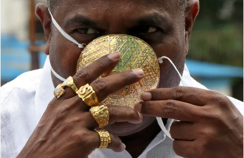 Shankar Kurhade (48 ans), porte son masque facial en or alors qu'il pose pour une photo au milieu de la propagation de la maladie à coronavirus (COVID-19) à Pune, en Inde, le 4 juillet 2020. Kurhade affirme que le masque pèse 50 grammes et coûte environ 3870 $ (crédit photo: REUTERS / STRINGER)