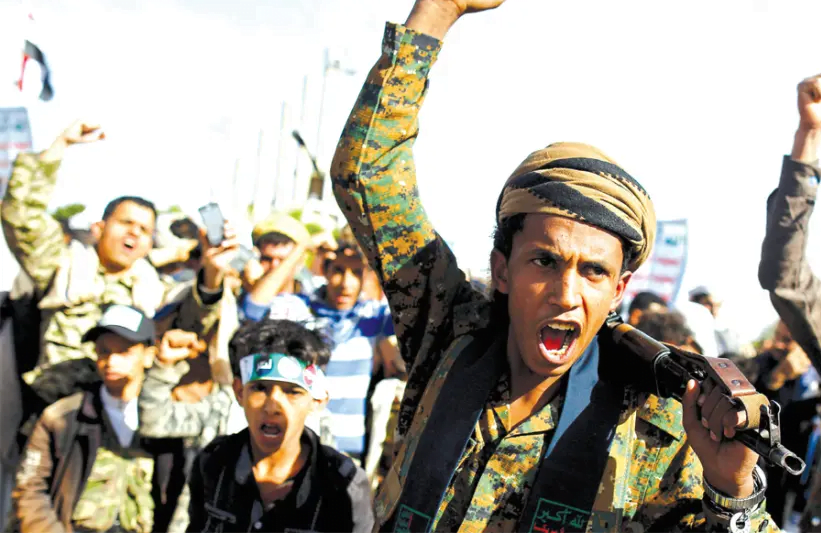 Les partisans du MOUVEMENT HOUTHI crient des slogans alors qu'ils assistent à un rassemblement pour marquer le quatrième anniversaire de l'intervention militaire menée par l'Arabie saoudite dans la guerre au Yémen, à Sanaa, au Yémen, le 26 mars. (crédit photo: REUTERS)