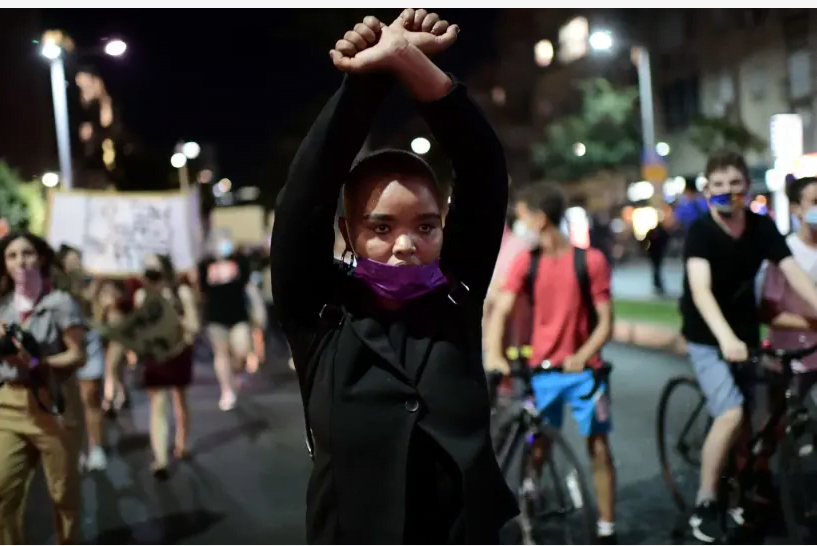 Des Israéliens participent à une manifestation de soutien à la victime d'un viol collectif de 16 ans à Eilat, Tel Aviv, le 23 août 2020
