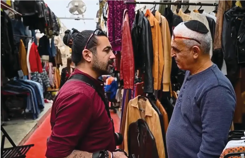Rawarpoor tombe sur un Perso-Israélien dans un marché aux puces de Tel viv, où ils échangent leurs vues sur la situation actuelle en Iran