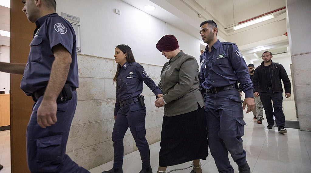 Malka Leifer vue menottée, alors qu'elle est traduite en justice | Photo: EPA / Atef Safadi