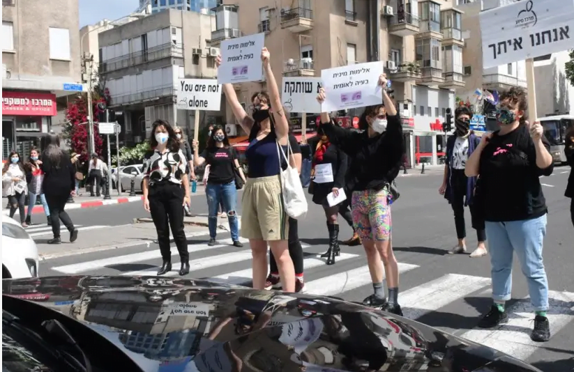 Des femmes bloquent la rue King George à Tel Aviv pour protester contre l'inaction du gouvernement face à la violence domestique (crédit photo: AVSHALOM SASSONI / MAARIV) Publicité