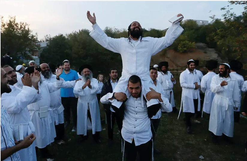 CÉLÉBRER ROSH HASHANAH près de la tombe du rabbin Nahman de Breslov à Ouman, Ukraine, en 2017. (crédit photo: VALENTYN OGIRENKO / REUTERS)