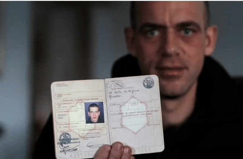 Salah Hamouri montre son passeport français lors d'un entretien avec Reuters dans le quartier de Dahiyet al-Barid, 19 décembre 2011