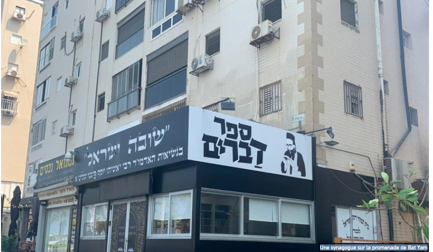 En Israël , bikini et synagogue font bon ménage aux abords de la plage de Bat-Yam