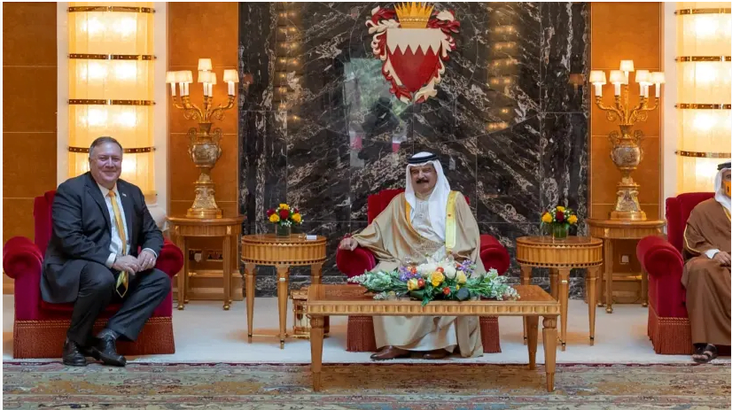 Le secrétaire d'État américain, Mike Pompeo, rencontre le roi de Bahreïn Hamad bin Isa Al Khalifa et le prince héritier de Bahreïn Salman bin Hamad Al Khalifa lors de sa visite à Manama, Bahreïn, le 26 août 2020. (crédit photo: REUTERS)