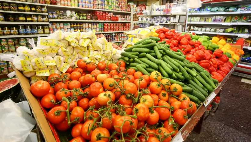 DES PRODUITS FRAIS sont empilés dans un magasin du marché Mahaneh Yehuda de Jérusalem (crédit photo: MARC ISRAEL SELLEM / THE JERUSALEM POST)