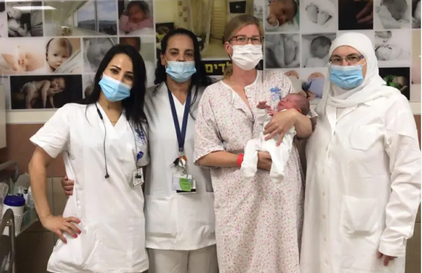 (De droite à gauche): Muna Huaj - une infirmière du service néonatal, la mère et Lesta avec le bébé Avinoam et les sages-femmes Amira Hayeb et Mirabat Sawaed. (crédit photo: courtoisie)