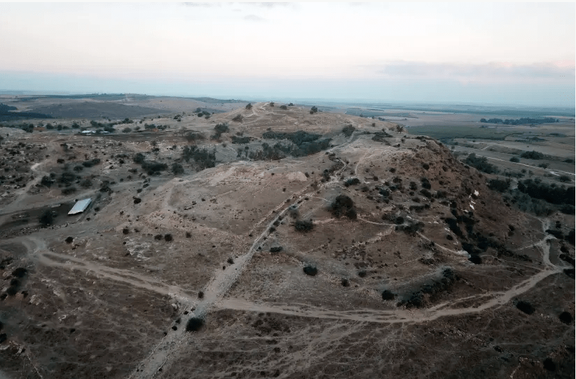 Photo aérienne de Tell es-Safi / Gath. (crédit photo: PROF. AREN M. MAEIR / THE TELL ES-SAFI / PROJET ARCHÉOLOGIQUE GATH / UNIVERSITÉ BAR-ILAN)