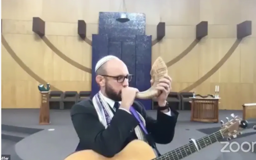 Le rabbin Matt Soffer souffle le shofar en souvenir de Ruth Bader Ginsburg, 19 septembre 2020. (crédit photo: FACEBOOK SCREENSHOT / JTA)