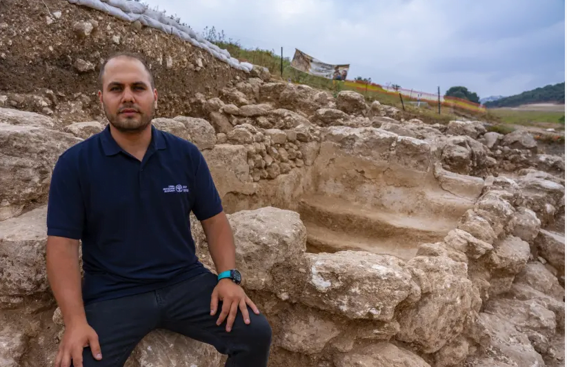 Abd Elghani Ibrahim de l'Autorité des antiquités d'Israël, sur le site du mikvé fouillé près du kibboutz Hannaton. (crédit photo: YANIV BERMAN / IAA)