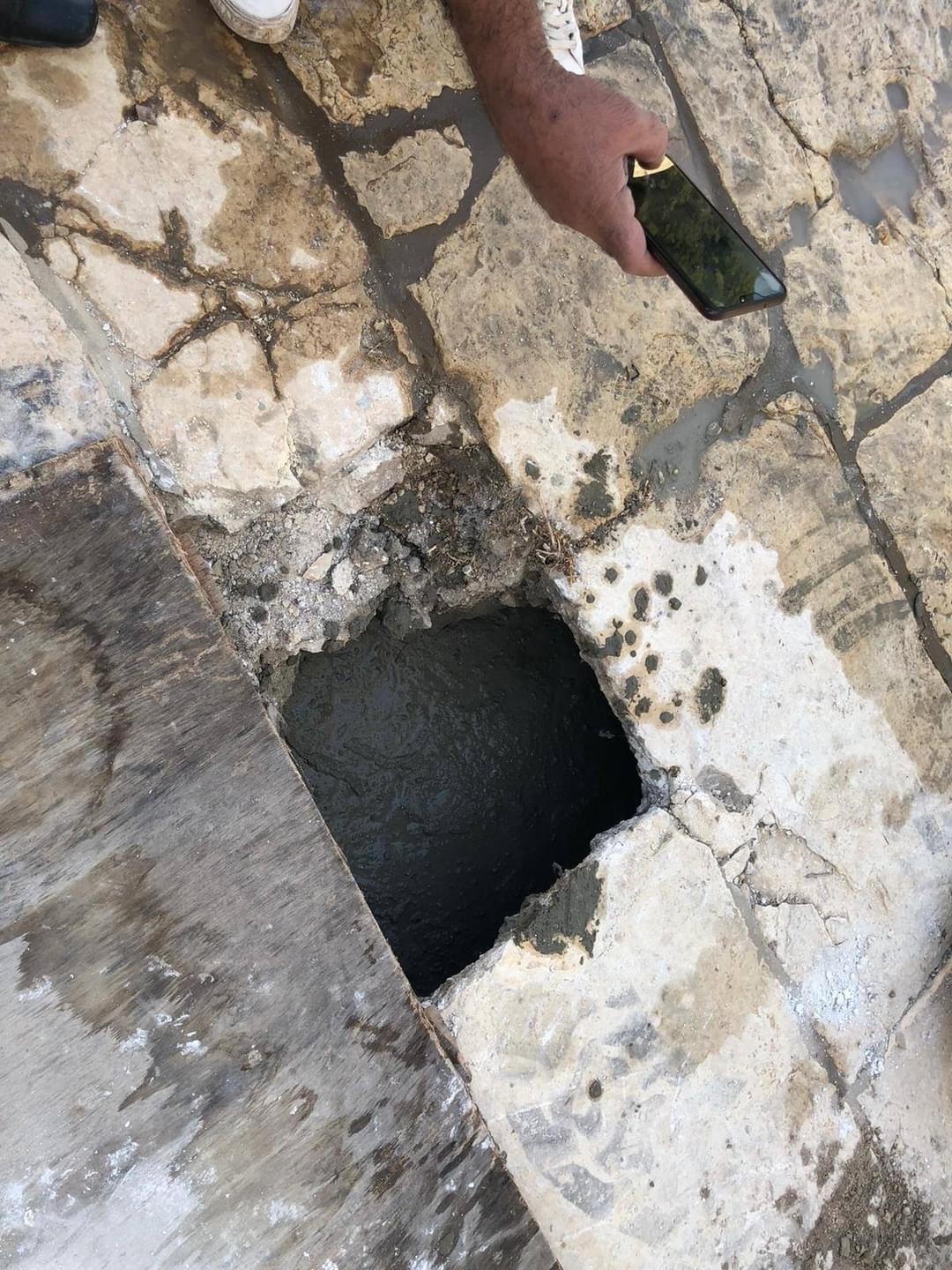 à jerusalem au mont du temple l'Arche d'Alliance un trou comblé par le Waqf