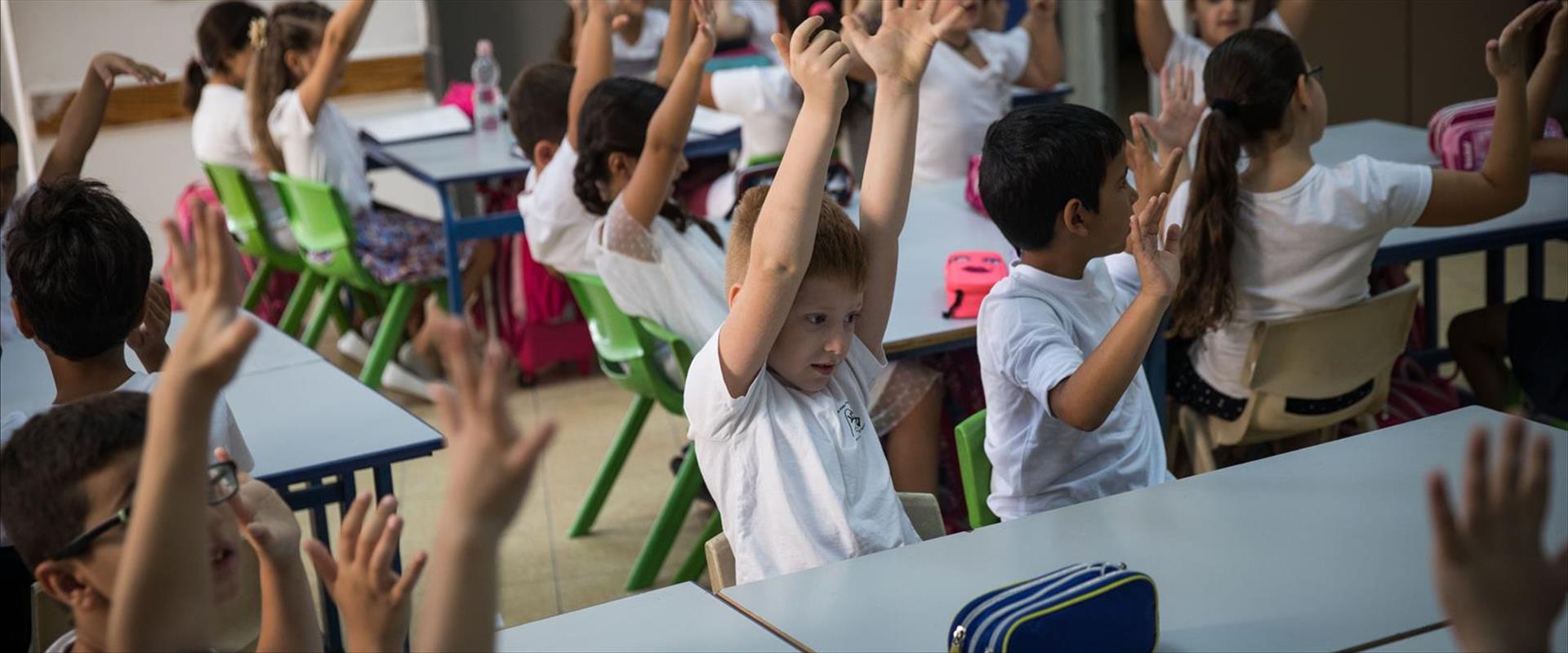 Les classes en Israël sont parmi les plus densément peuplées des pays développés, selon le rapport Regards sur l'éducation de l'OCDE pour 2020 publié aujourd'hui (mardi). Le rapport couvre 38 systèmes éducatifs dans les pays membres de l'organisation internationale et en traite principalement en 2019. Selon le rapport, la densité d'élèves dans la classe primaire en Israël est environ 25% plus élevée que la moyenne de l'OCDE, avec 26,4 élèves par classe en Israël, contre 21,1 élèves dans les pays membres de l'organisation. La classe des collèges en Israël compte en moyenne 28,2 élèves par classe contre 23,3 dans l'organisation. Le rapport montre également que les élèves israéliens des écoles primaires étudient 154 heures de plus par an que les élèves des écoles primaires des pays de l'OCDE. Plus précisément 958 heures en Israël contre 804 en moyenne dans l'organisation. Dans les collèges, les élèves israéliens étudient 62 heures de plus que les élèves du même groupe d'âge. Cependant, le grand nombre d'heures n'a pas fait ses preuves, lorsque les résultats des étudiants en Israël aux tests PISA 2018 ont indiqué une diminution. En outre, le rapport montre que les enseignants en Israël gagnent moins que les enseignants de l'OCDE. Bien que l'augmentation des salaires des enseignants en Israël soit plus élevée que celle de l'OCDE, les salaires des enseignants en Israël sont inférieurs à ceux du reste du monde. Dans l'enseignement primaire, le personnel enseignant gagne 6% de moins que dans le monde, dans les collèges, le personnel enseignant gagne 5% de moins que dans l'organisation, et dans le lycée, le personnel enseignant gagne 6% de moins que ses collègues à l'étranger. En revanche, les enseignants de maternelle en Israël gagnent 3% de plus que les enseignants de maternelle de l'organisation. En outre, les salaires des cadres en Israël sont également supérieurs à la moyenne de l'OCDE. Un examen des données sur le système d'enseignement supérieur montre également que le pourcentage de personnes instruites en Israël est supérieur à la moyenne de l'OCDE. En Israël, 50,2% ont des diplômes postsecondaires et universitaires, contre 38% dans l'OCDE. Les femmes en Israël sont également plus instruites que les femmes dans les États membres de l'organisation. Le ministre de l'Éducation, Yoav Galant, a déclaré en réponse au rapport: «Le système éducatif est le 'principal moteur' de l'économie israélienne et une condition pour l'existence d'un État prospère et d'une société avancée. Amit Edri, directeur général du ministère de l'Éducation, a déclaré en réponse à la publication du rapport: «Israël est un chef de file dans son corps étudiant et l'un des rares pays au monde où l'enseignement obligatoire est appliqué depuis l'âge de trois ans. La capacité du système éducatif en Israël de retenir ses élèves prouve l'engagement et le dévouement des directeurs et des enseignants envers les élèves. " Mots clés: Ministère de l'Éducation ,
