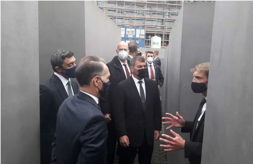 Le ministre des Affaires étrangères Gabi Ashkenazi et le ministre émirati des Affaires étrangères Sheikh Abdullah bin Zayed Al Nahyan rencontrent le ministre allemand des Affaires étrangères Heiko Maas au Mémorial de l'Holocauste à Berlin, le 6 octobre 2020 (crédit photo: MINISTÈRE DES ÉTRANGERS) Publicité