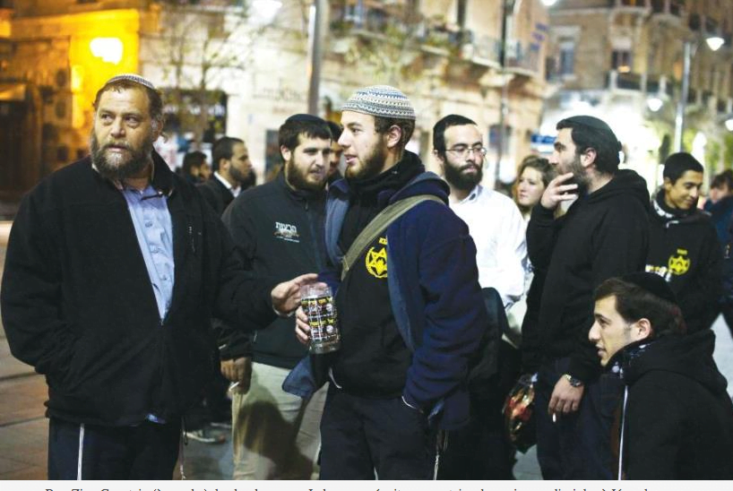 Ben-Zion Gopstein (à gauche), leader du groupe Lehava, se réunit avec certains de ses jeunes disciples à Jérusalem en 2014 (crédit photo: REUTERS)