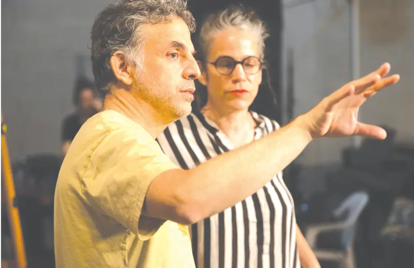 Keret et le chorégraphe Inbal Pinto sur le plateau lors du tournage de la danse vidéo inspirée de l'histoire «Outside». (crédit photo: LIELLE SAND)
