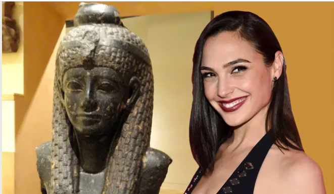 Gal Gadot (à droite) superposé à une photographie du fragment de statue de Cléopâtre VII, au Musée royal de l'Ontario.Crédit : Image Cléopâtre de Daderot, image de Gal Gadot par Martin Meissner / AP