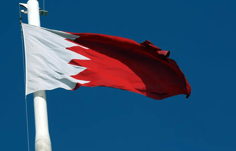 Drapeau du Royaume de Bahreïn (crédit photo: Wikimedia Commons)